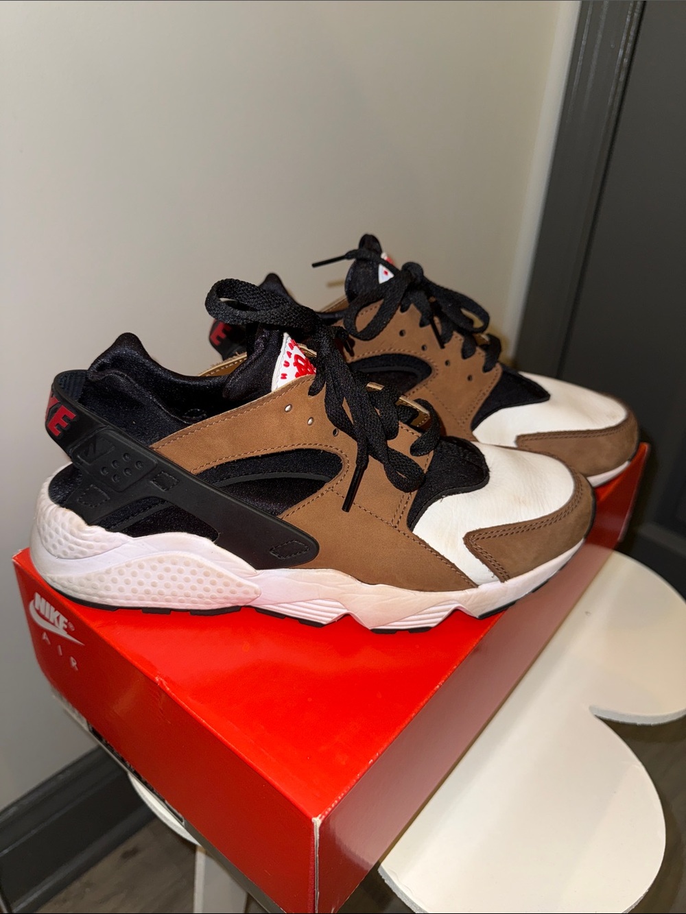 Nike Men’s Brown White Black Huarache-Style Sneakers